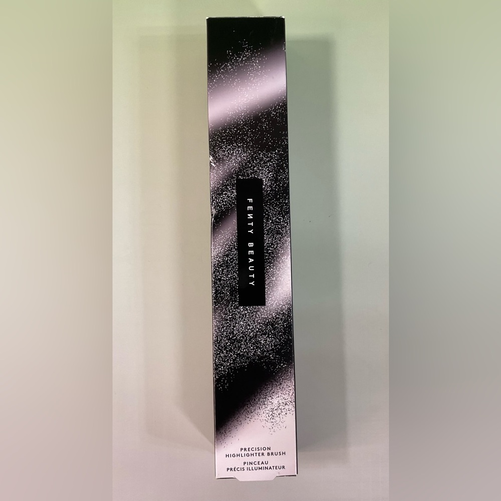 Fenty Beauty By Rihanna ~ 135 Precision Highlighter Brush ~ New In Box
